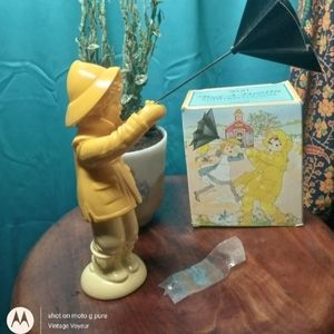 Vintage 1975 NEW IN BOX Avon Tug-A-'Brella